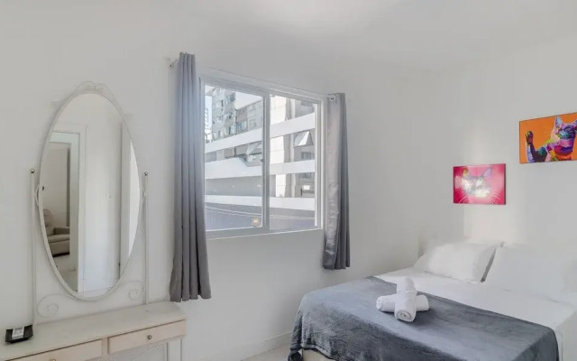 Full 2-bed Apt 80m From the Beach in BC