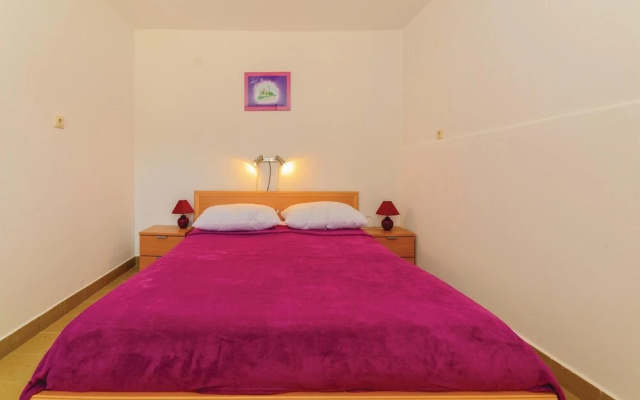 Beautiful Home in Banj With Wifi and 5 Bedrooms