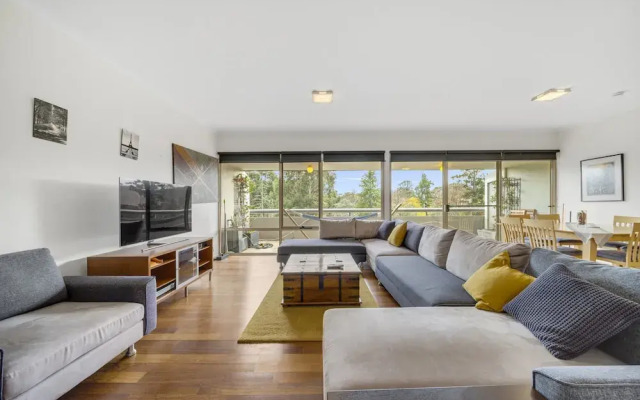 Bright 2-bed With Private Balcony