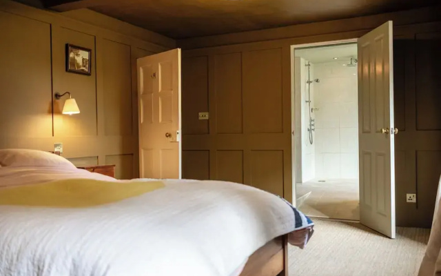 Stunning 8-Bedroom Home in Painswick