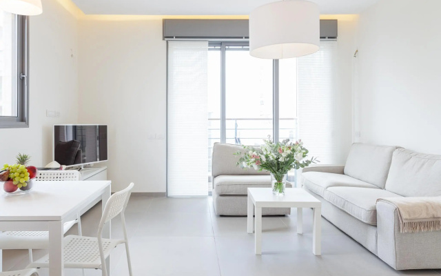 Best Location, Luxuous 2BR, Sea View, w/parking