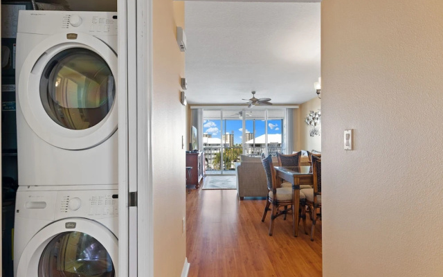 Hibiscus Pointe