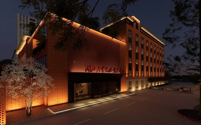 Red Wall Hotel