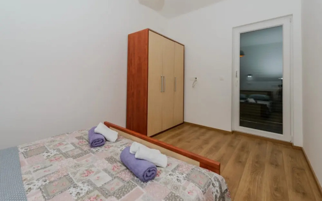 Spacious Apartment w Patio 40m From the Beach
