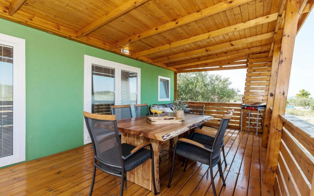 House with outdoor pool in Tisno