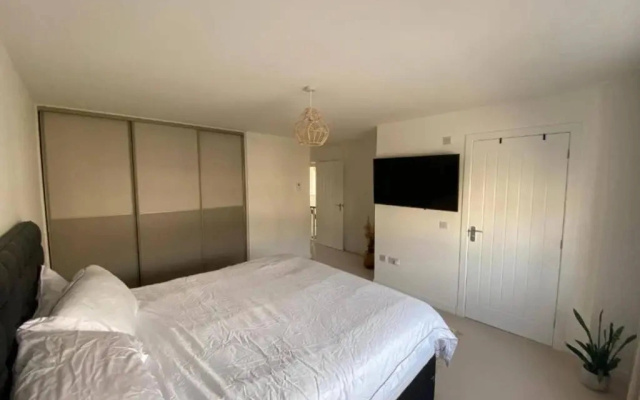 Beautiful 4 Bedroom 3 Beds House in Glasgow
