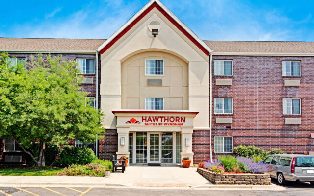 Отель Hawthorn Suites by Wyndham Chicago Schaumburg вид на фасад