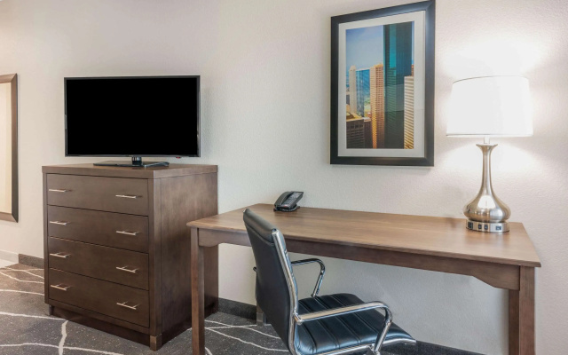 La Quinta Inn and Suites by Wyndham Houston Spring South