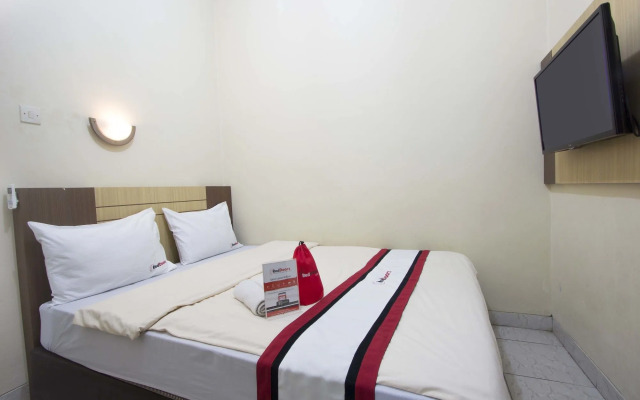 RedDoorz Plus near Stadion Mandala Krida