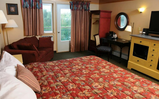 Pike's Waterfront Lodge