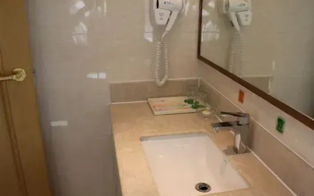 Vienna Hotel (Zhanjiang Mazhang high speed railway station store)