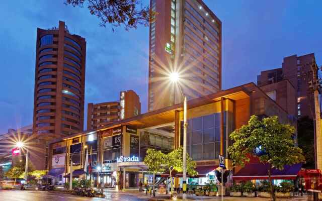 Отель Holiday Inn Express Medellin вид на фасад