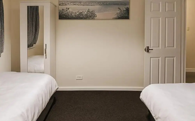 House-sleeps 5 Person -etihad Stadium 15 min Drive