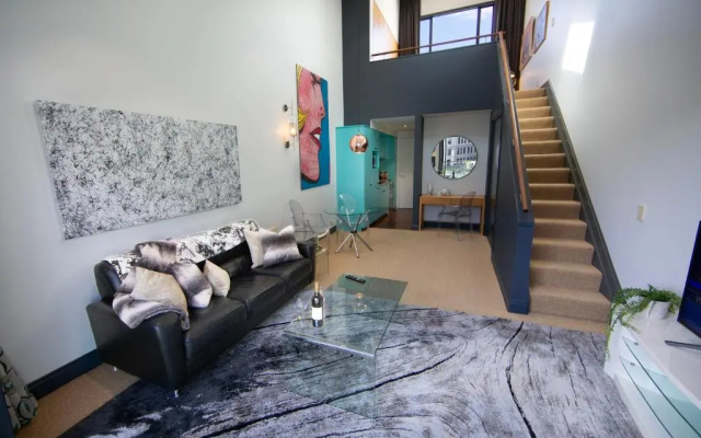 One-bedroom loft in Viaduct by Zodiak Stays