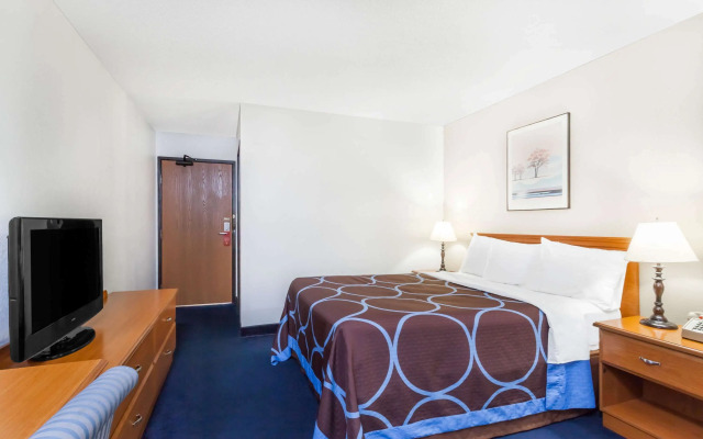 Super 8 by Wyndham Montgomery Maybrook