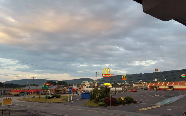 Breezwood Motel