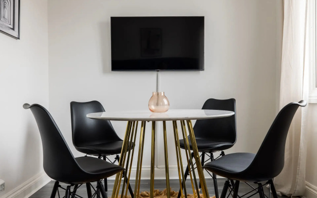 Contemporary 2 Bedroom Apartment in Shepherd's Bush