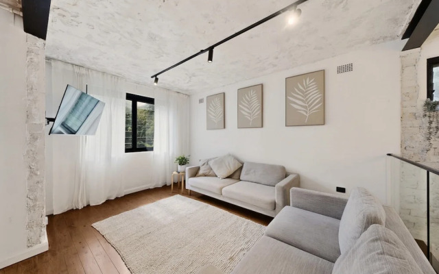 Sunlit 3-bed Coastal Stay With Private Deck