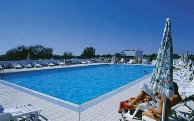 Colourful Seaside Flat With Pool on the Rooftop