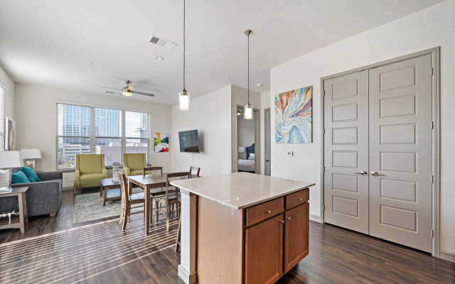 Elegant, Recently Upgraded Apt – Downtown Location