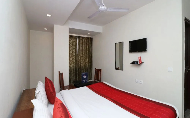 OYO 13301 Mayesha residency