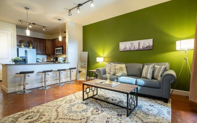 Luxurious Business & Family Montrose Condo -