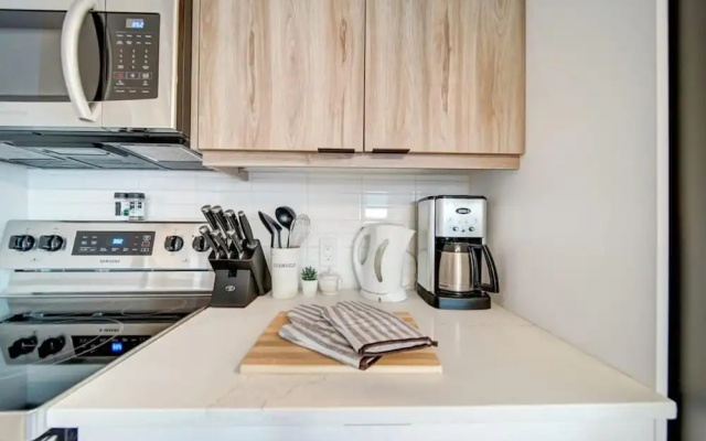 Stylish Modern Condo w Parking Location Coffee