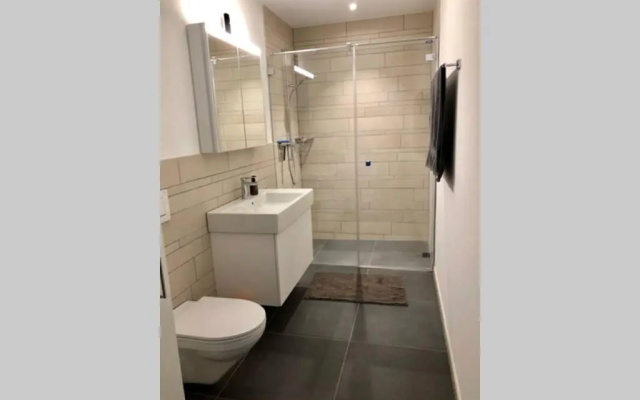 Beautiful Sunny New 1 Bed Apt (2.5Zim). Ski in/out