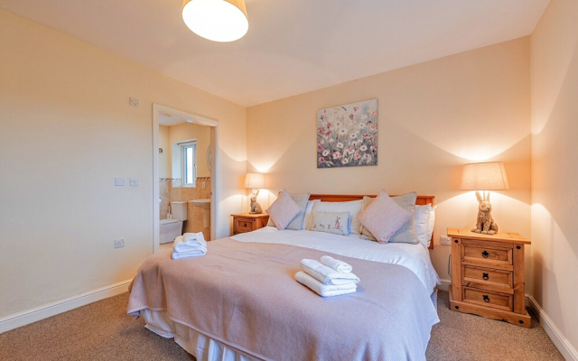 Spacious Country House for 14, Holywell, No Deposit