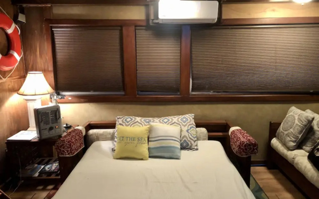 Island Houseboat