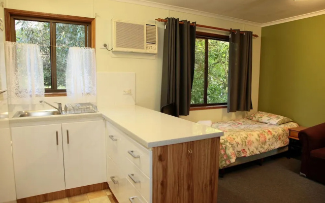 Lake Eacham Tourist Park & Self Contained Cabins