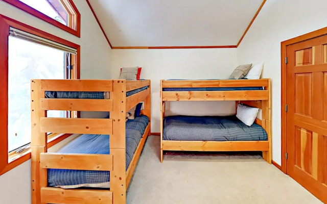 Cabin-esque Tahoe 4 Bedroom Home