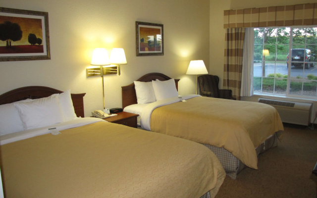 Country Inn & Suites by Radisson, West Bend, WI