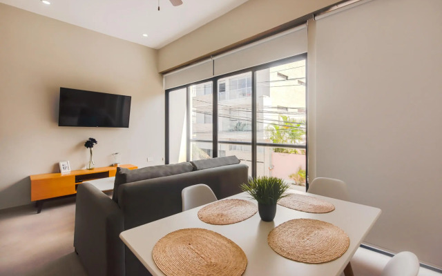 1BR Luxury apartment 5 minutes from the beach!