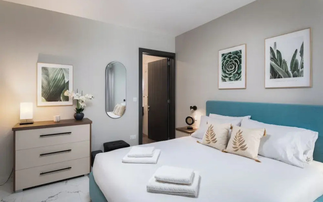 Sunlit Top Floor 2BR APT Big Terrace