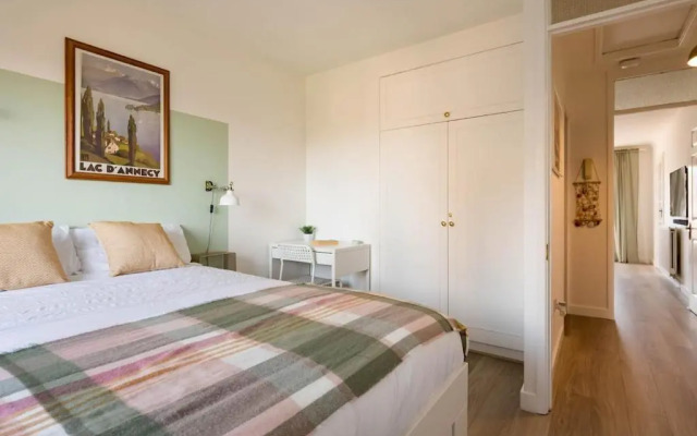 Stylish apartment with balcony, minutes from beach