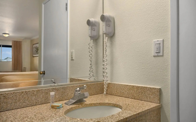 Red Lion Inn & Suites Lemoore