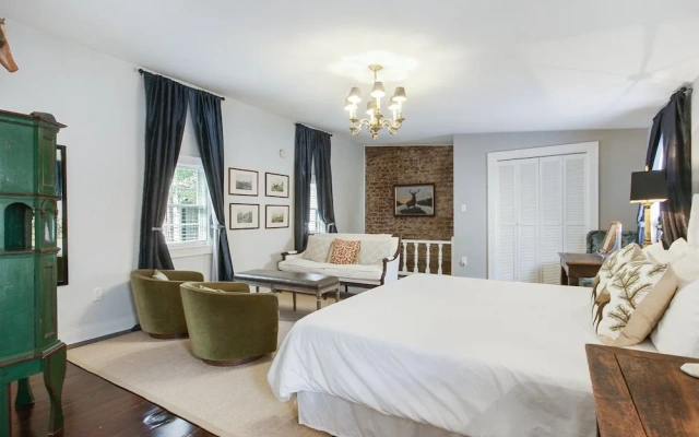 Carriage Unit 4 - 1 Br Apts