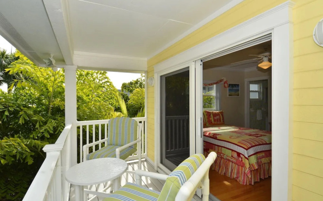 Sunset Villas 3 Million $ Views/2 Balconies/bbq/pool