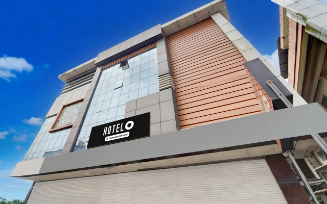 Super Hotel O Pathanamthitta Near Mahatma Gandhi Statue