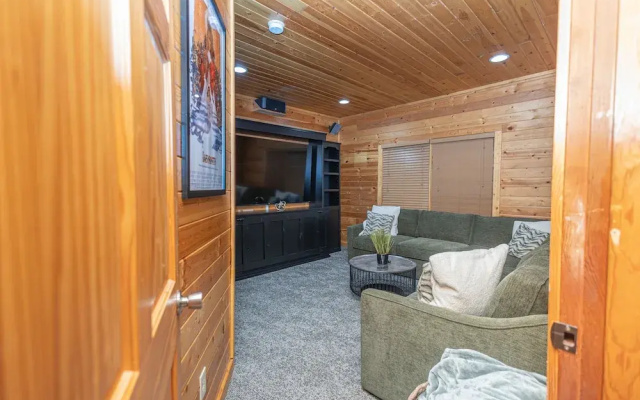Majestic Springs Lodge 3 Bedroom Cabin by RedAwning