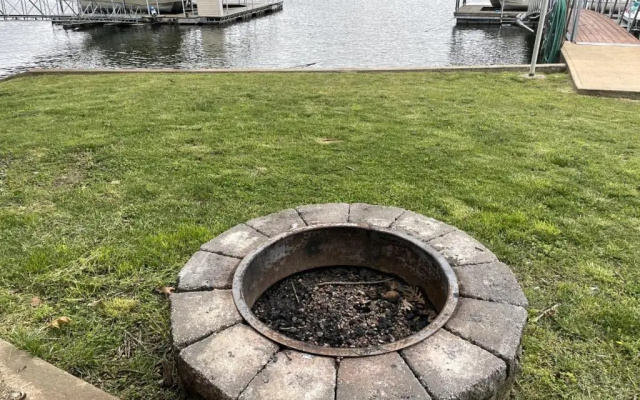 Loft , boat dock, 2 bedrooms , pet friendly