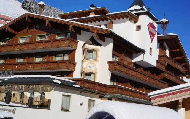 Alpenbad Hotel Hohenhaus вид на фасад