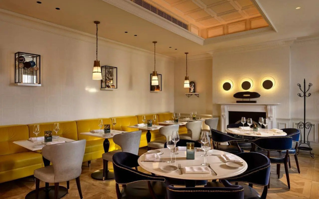 100 Queen's Gate Hotel London Kensington, Curio Collection by Hilton