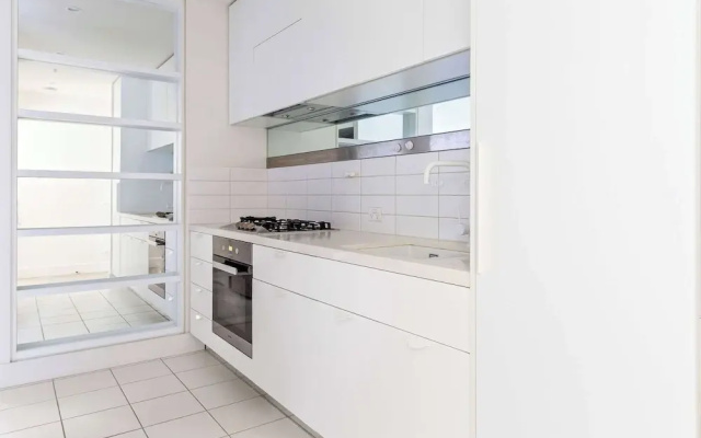 City View 2br, Free Parking, Bright & Central Apt