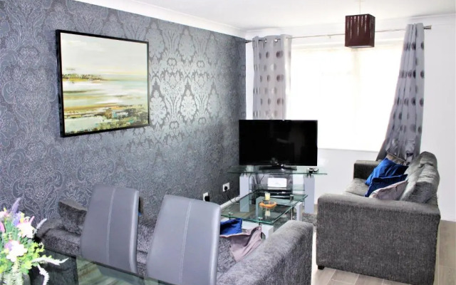Beautiful 3 bed house Sleeps 6 Free Parking!