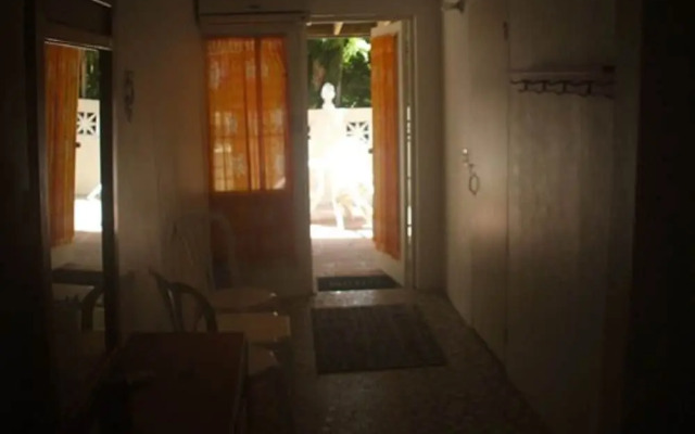Trade Winds Restaurant & Guesthouse