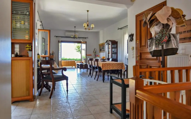 Family home a 3 minute walk from 2 beaches