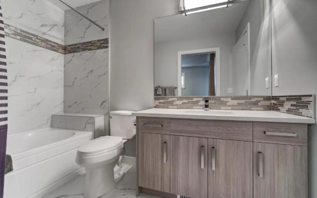 Three-Bedroom with Fireplace #41 Sunalta Downtown