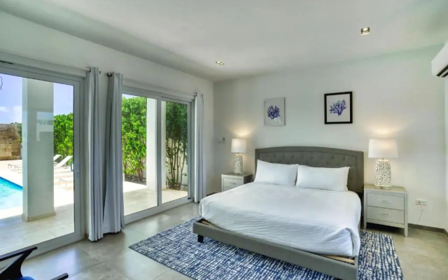 Grand Modern Villa 6-bedroom! Brand New! Heated Jacuzzi!